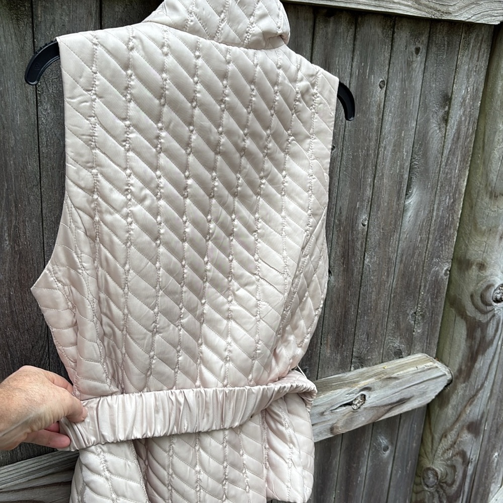 White House Black Market medium champagne quilted zip vest w/ belt. NWT!! - Picture 6 of 7